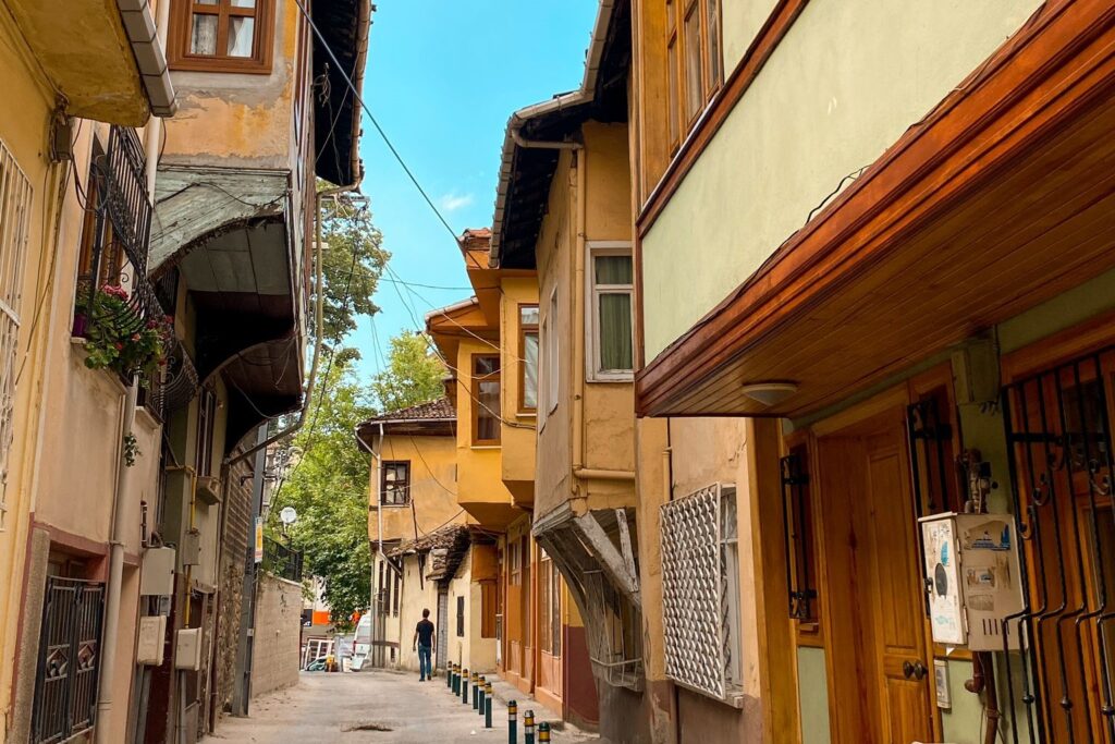 Kale-Sokak-Tarihi-Sokaklar-Bursa-1024x683 Bursa Gezi Rehberi : Bursa`da Gezilecek Yerler