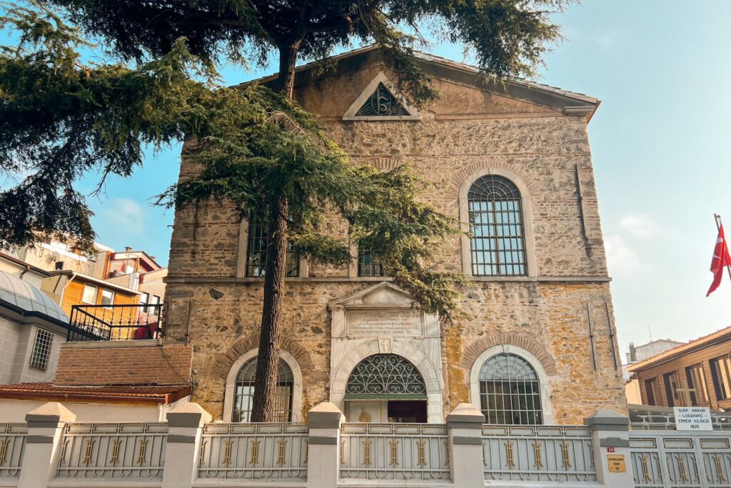 Surp-Krikor-Lusavoric-Kilisesi-1024x683 Kuzguncuk Gezi Rehberi : Kuzguncuk`ta Gezilecek Yerler